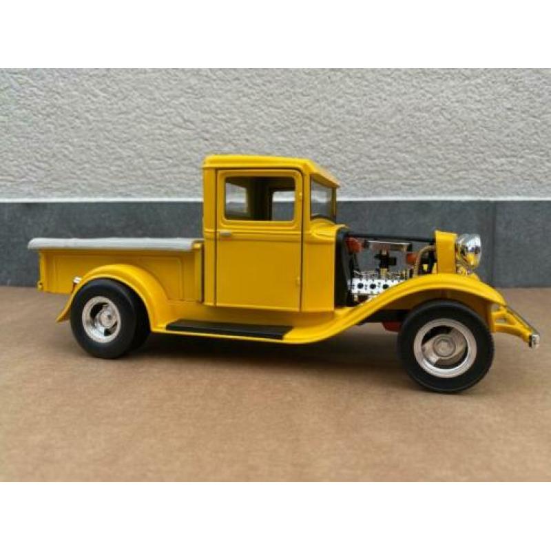 1:18 - Ford Pick Up 1934 Tuned