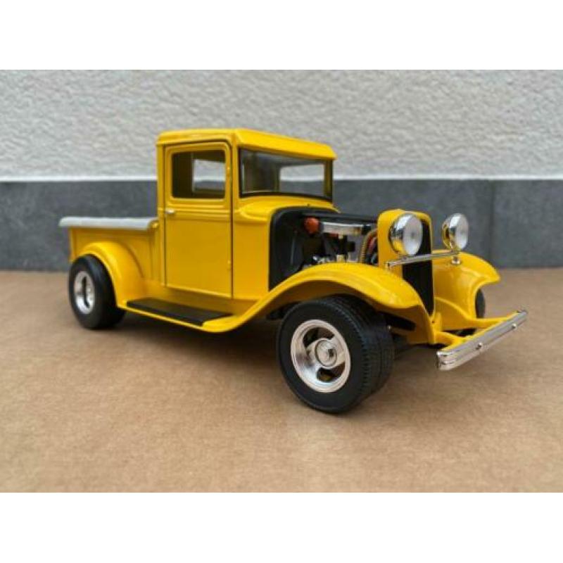 1:18 - Ford Pick Up 1934 Tuned