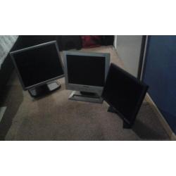 Drie monitoren van het merk: hp, Medion en DELL.