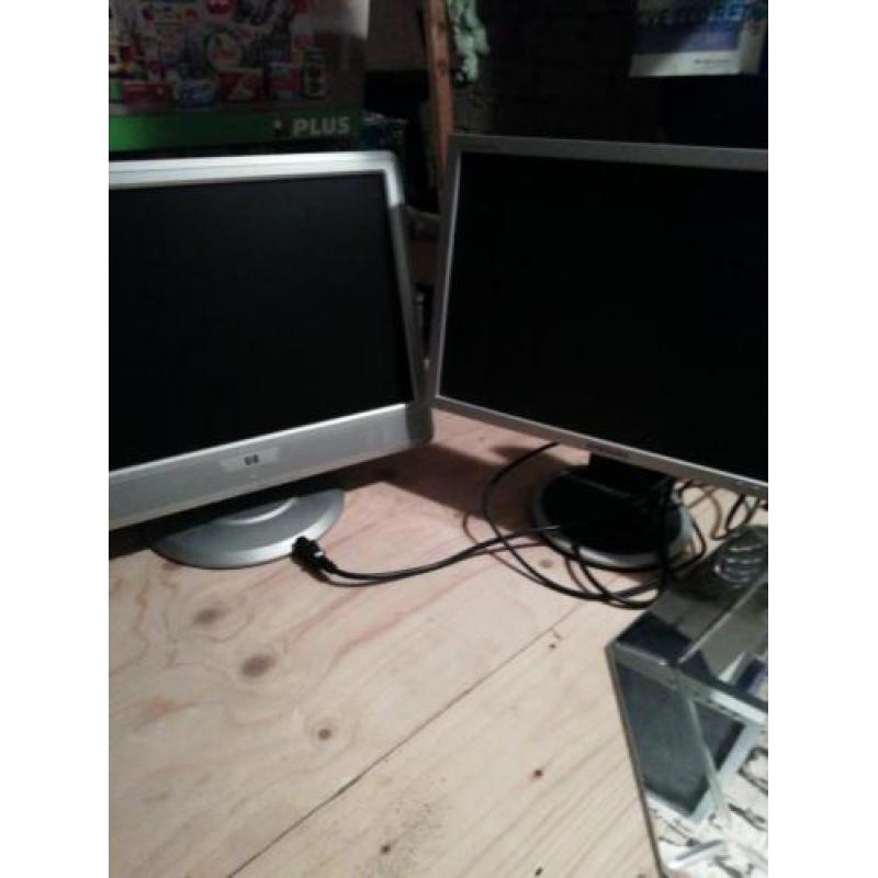 Twee computer schermen